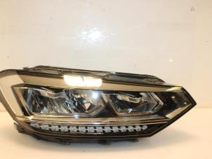 Used Headlight, right Volkswagen Touran (5T1) 2.0 TDI 150 Price € 499,00 Inclusive VAT offered by Van Gils Automotive