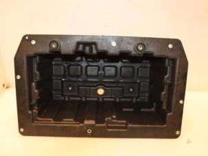 Used Battery box Landrover Range Rover IV (LG) 3.0 TDV6 24V Price € 65,34 Inclusive VAT offered by Van Gils Automotive