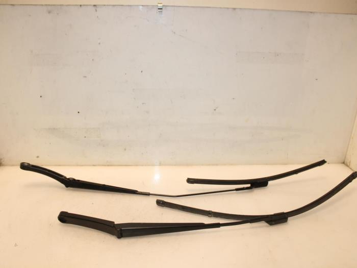 Front wiper arm from a Volkswagen Polo VI (AW1) 2.0 GTI Turbo 16V 2018