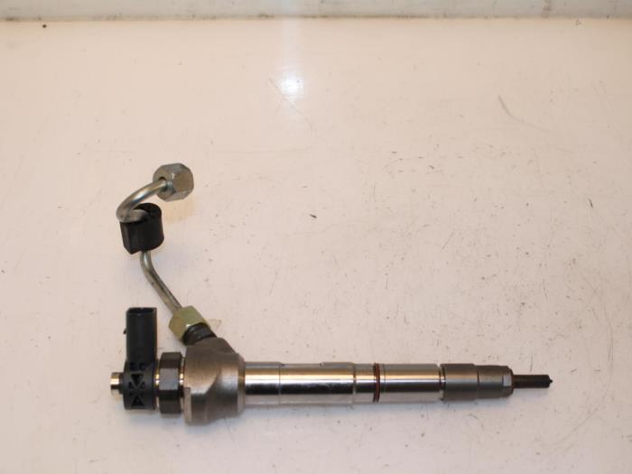 Usados Inyector (diésel) Volkswagen T-Roc I 2.0 TDI 150 4Motion 16V Precio € 60,50 IVA incluido ofrecido por Van Gils Automotive