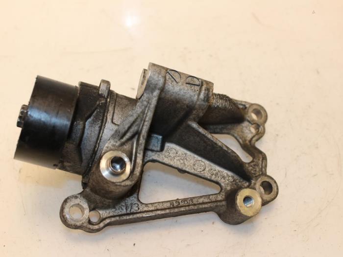 Usados Tensor correa múltiple Peugeot 208 I (CA/CC/CK/CL) 1.2 Vti 12V PureTech 82 Precio € 30,00 Norma de margen ofrecido por Van Gils Automotive