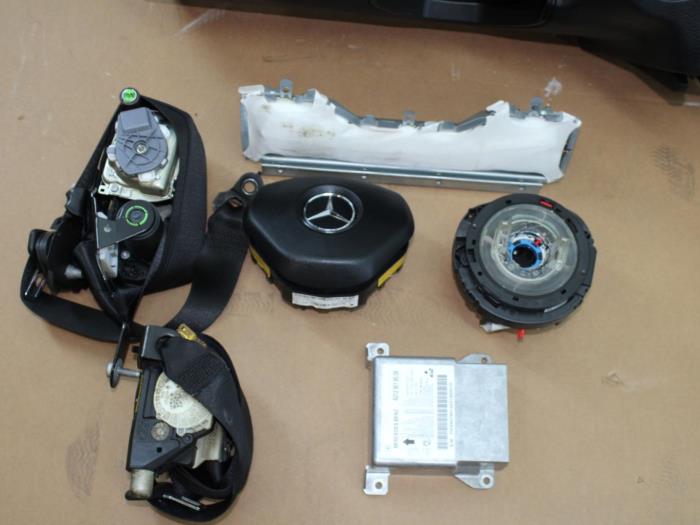 Juego y módulo de airbag de un Mercedes-Benz E (W212) E-200 CDI 16V BlueEfficiency,BlueTEC 2015