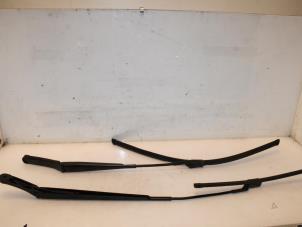 Used Front wiper arm Volkswagen Touran (5T1) 1.6 TDI SCR BlueMotion Technology Price € 36,30 Inclusive VAT offered by Van Gils Automotive