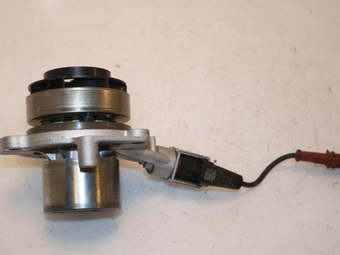 Water pump from a Volkswagen T-Roc 2.0 TDI 150 4Motion 16V 2017