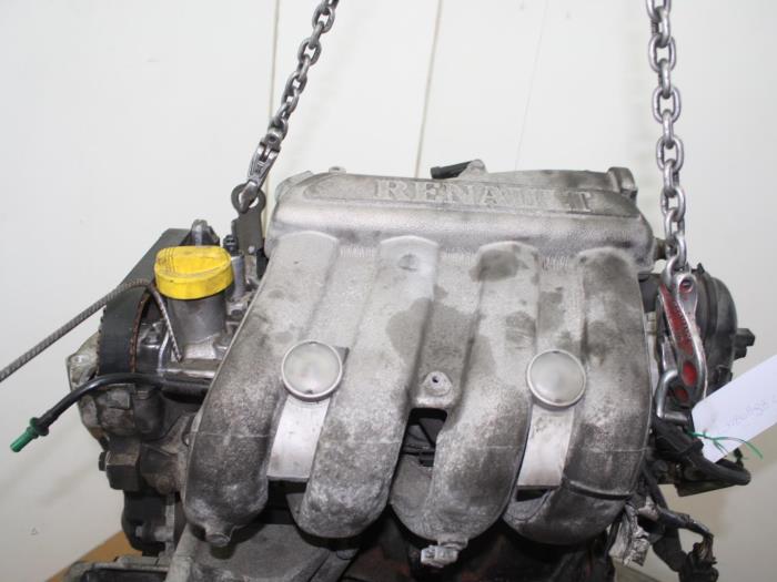 Motor van een Renault Laguna II Grandtour (KG) 2.0 16V IDE 2002