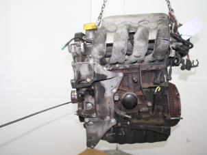 Motor van een Renault Laguna II Grandtour (KG) 2.0 16V IDE 2002