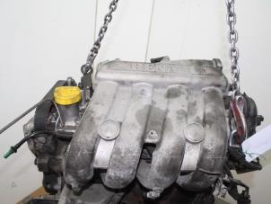 Motor van een Renault Laguna II Grandtour (KG) 2.0 16V IDE 2002