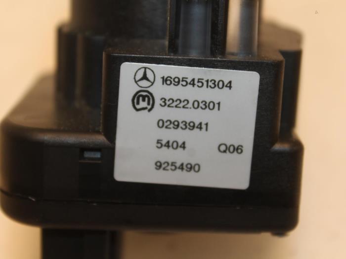 Interruptor de luz de un Mercedes-Benz B (W245,242) 1.7 B-170 16V 2005