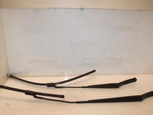 Used Front wiper arm Volkswagen Touran (5T1) 2.0 TDI 150 Price € 36,30 Inclusive VAT offered by Van Gils Automotive