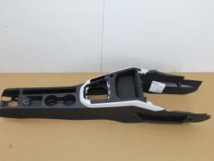 Gebrauchte Mittelkonsole Seat Arona (KJX) 1.0 TSI 12V Preis € 180,29 Mit Mehrwertsteuer angeboten von Van Gils Automotive
