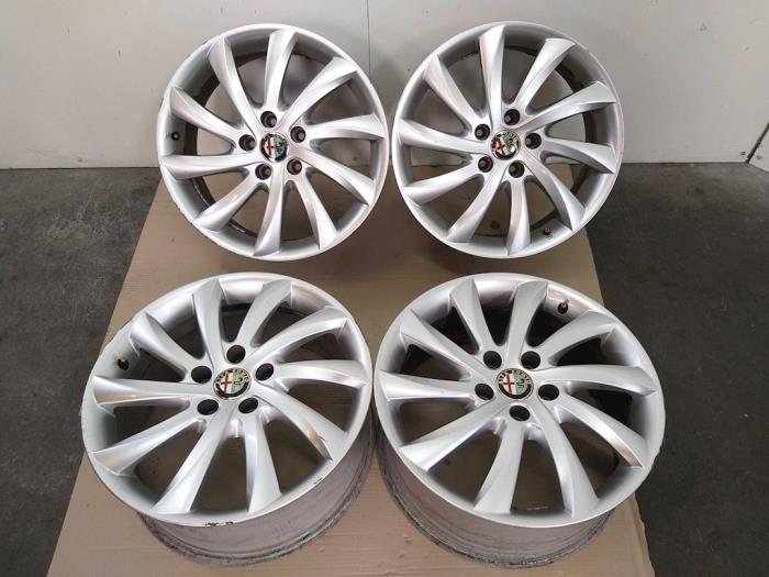 Set of sports wheels from a Alfa Romeo Giulietta (940) 1.4 TB 16V MultiAir 2010