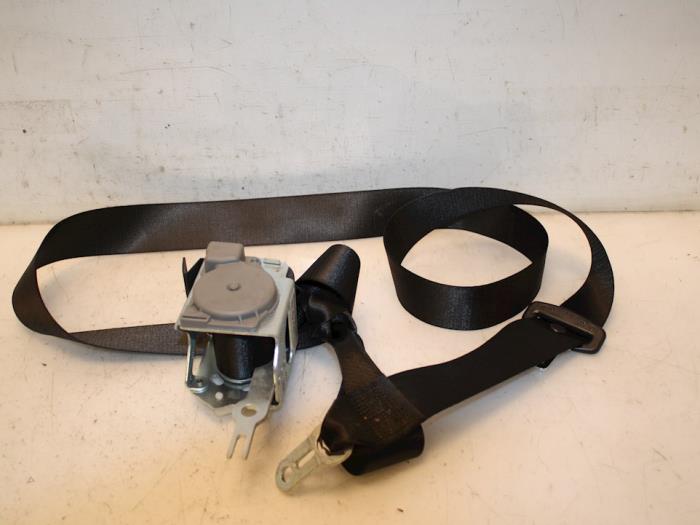 Rear seatbelt, left from a BMW 3 serie (E90) 320i 16V 2005