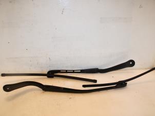 Used Front wiper arm BMW 3 serie (E90) 320i 16V Price € 30,00 Margin scheme offered by Van Gils Automotive