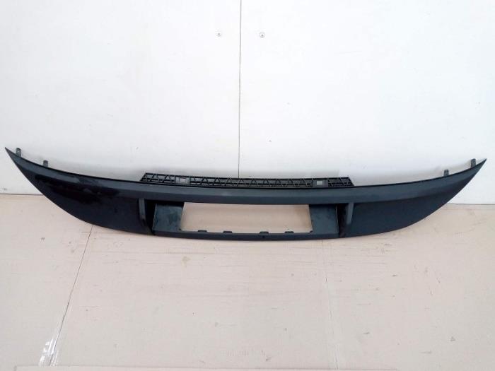 Rear bumper strip, central from a Volkswagen Touran (1T3) 2.0 TDI 16V 140 2010