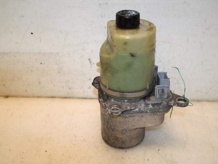 Power steering pump from a Ford Focus 2 1.8 TDCi 16V 2006