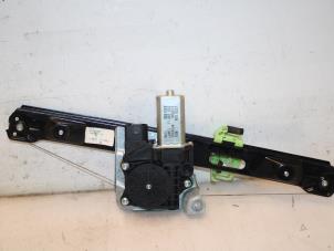 Używane Mechanizm szyby lewej tylnej wersja 4-drzwiowa BMW 1 serie (E87/87N) 118i 16V Cena € 48,39 Z VAT oferowane przez Van Gils Automotive