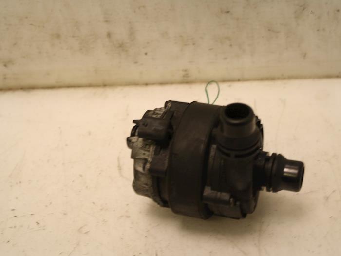 Additional water pump from a BMW 3 serie (F30) 330e 2016