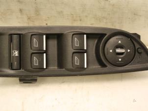Usados Interruptor de ventanilla eléctrica Ford Focus 3 Wagon 1.6 TDCi ECOnetic Precio € 30,00 Norma de margen ofrecido por Van Gils Automotive