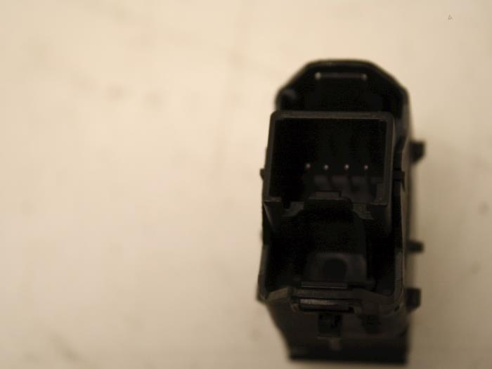 Electric window switch from a Ford Focus 3 Wagon 1.6 TDCi ECOnetic 2013