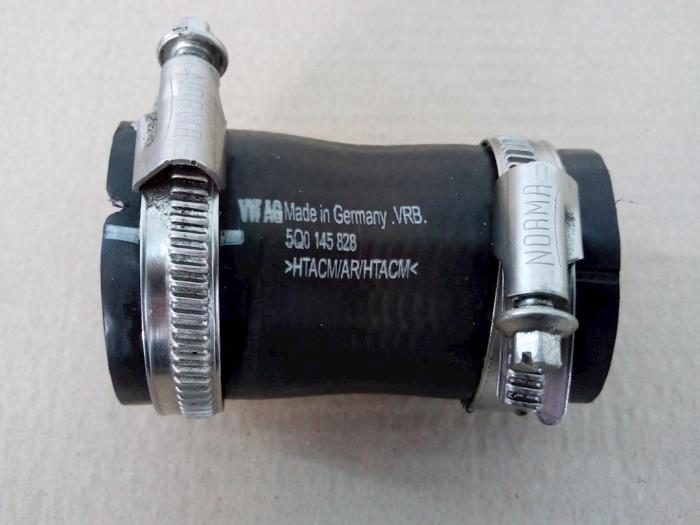 Gebrauchte Intercooler Schlauch Volkswagen Golf VII (AUA) 1.8 TSI 16V Preis € 36,30 Mit Mehrwertsteuer angeboten von Van Gils Automotive
