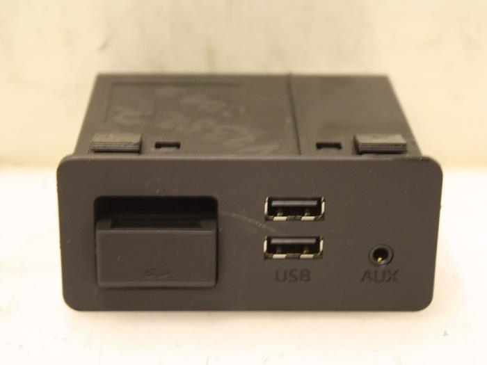 AUX / USB-Anschluss van een Mazda 2 (DJ/DL) 1.5 SkyActiv-G 90 2019