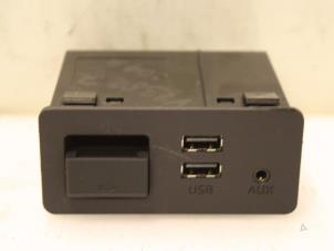 Usados Conexión AUX-USB Mazda 2 (DJ/DL) 1.5 SkyActiv-G 90 Precio € 54,00 Norma de margen ofrecido por Van Gils Automotive