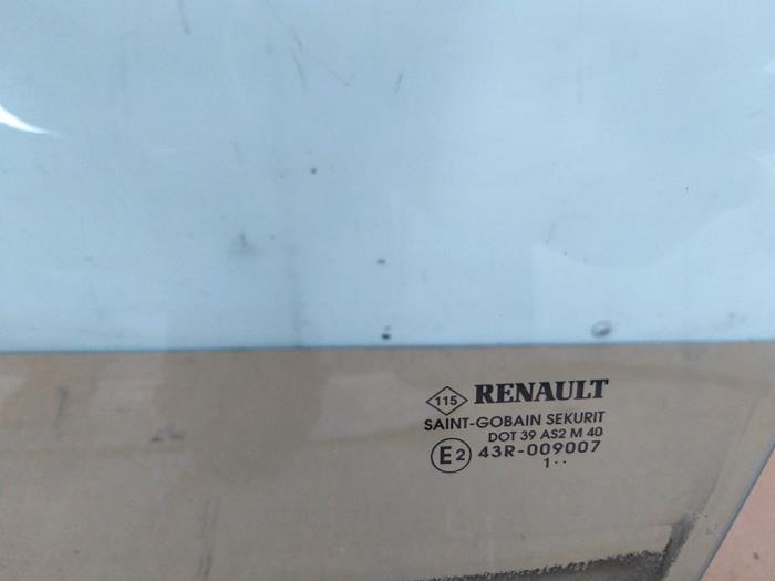 Vitre portière 4portes avant gauche d'un Renault Clio III (BR/CR) 1.5 dCi FAP 2012