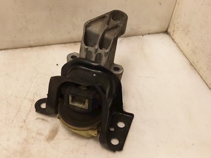 Used Engine mount Renault Clio III (BR/CR) 1.5 dCi FAP Price € 30,00 Margin scheme offered by Van Gils Automotive