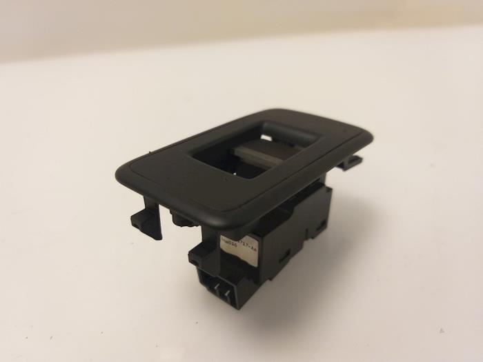 Usados Interruptor de ventanilla eléctrica Landrover Range Rover Sport (LW) 3.0 SDV6 Precio € 30,00 Norma de margen ofrecido por Van Gils Automotive
