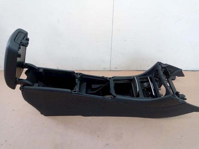 Middle console from a Mercedes-Benz A (W176) 1.6 A-180 16V 2016