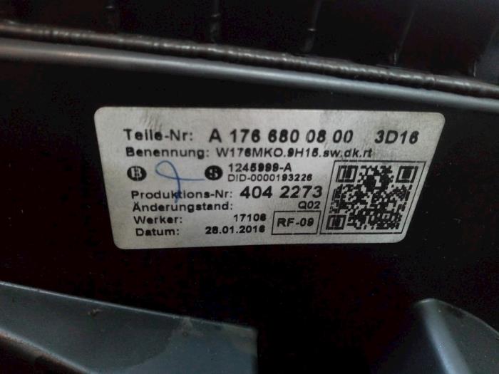 Konsole srodkowe z Mercedes-Benz A (W176) 1.6 A-180 16V 2016