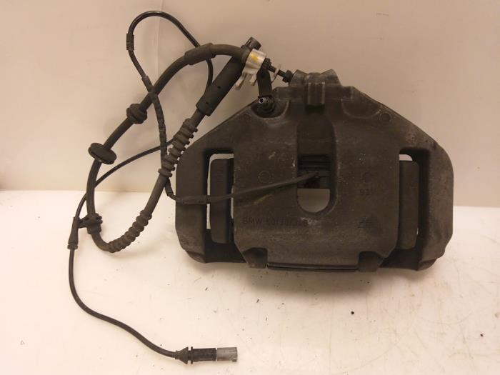 Front brake calliper, left from a BMW 5 serie (F10) 528i 16V 2014