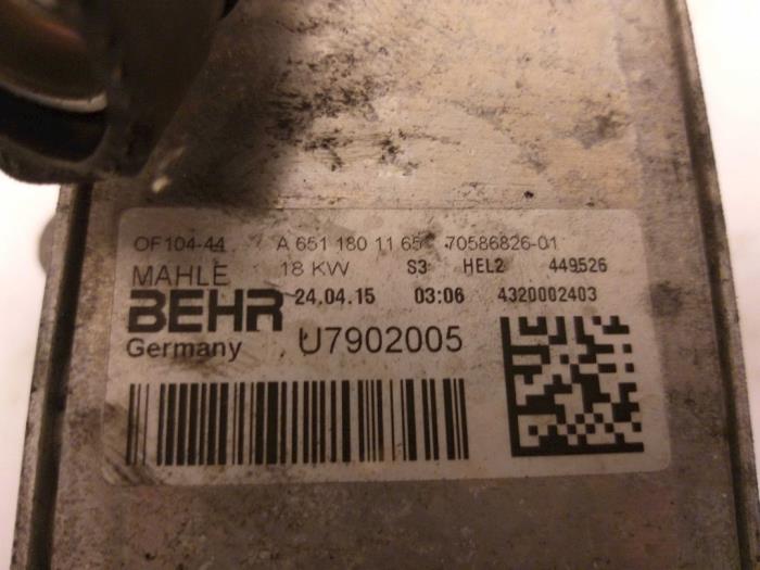 Cuerpo de filtro de aceite de un Mercedes-Benz Vito (447.6) 2.2 114 CDI 16V 2015