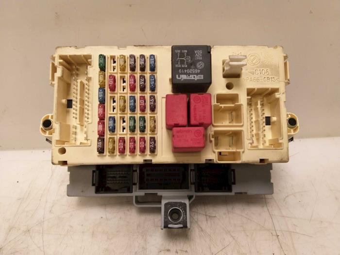 Caja de fusibles de un Fiat Stilo (192A/B) 1.6 16V 3-Drs. 2002