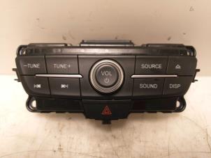 Usados Panel de control de radio Ford Focus 3 Wagon 1.5 TDCi Precio € 164,56 IVA incluido ofrecido por Van Gils Automotive