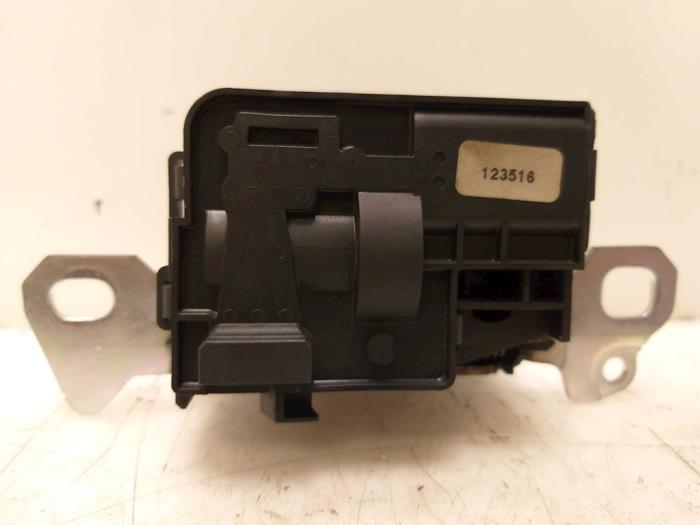 Tailgate lock mechanism from a Mercedes-Benz C (R205) C-220d 2.2 16V BlueTEC 4-Matic 2016