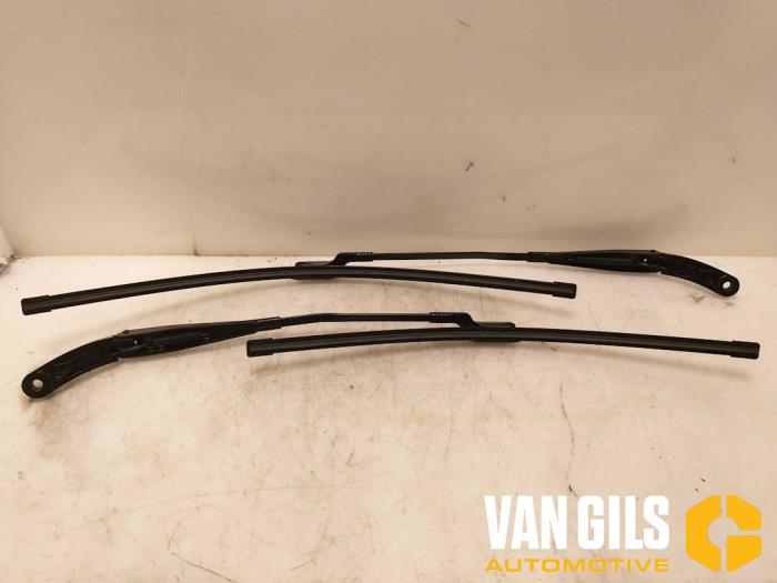 Set of wiper blades from a Opel Astra K Sports Tourer 1.4 Turbo 16V 2019
