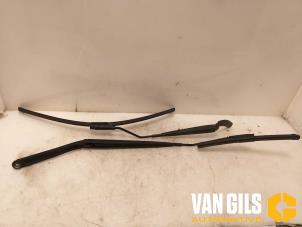 Used Set of wiper blades Renault Clio IV (5R) 0.9 Energy TCE 90 12V Price € 44,00 Margin scheme offered by Van Gils Automotive