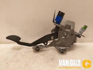 Used Clutch pedal Renault Clio IV (5R) 0.9 Energy TCE 90 12V Price € 44,00 Margin scheme offered by Van Gils Automotive