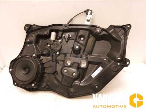 Używane Mechanizm szyby prawej przedniej wersja 4-drzwiowa Mazda CX-3 2.0 SkyActiv-G 120 Cena € 81,00 Procedura marży oferowane przez Van Gils Automotive