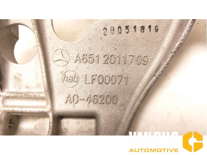 Alternator lower bracket from a Mercedes-Benz B (W246,242) 2.1 B-200 CDI BlueEFFICIENCY, B-200d 16V 2017