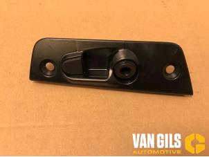 Usados Receptor de cerradura de puerta corredera izquierda Volkswagen Transporter T6 Precio de solicitud ofrecido por Van Gils Automotive