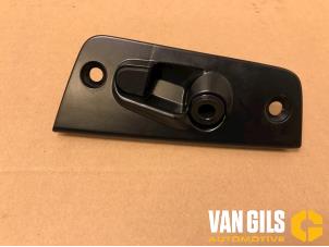 Usados Receptor de cerradura de puerta corredera izquierda Volkswagen Transporter T6 Precio de solicitud ofrecido por Van Gils Automotive