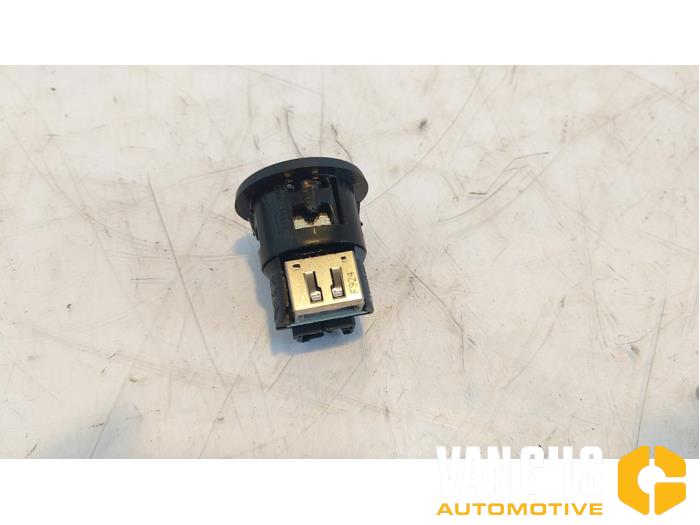 AUX / USB-Anschluss van een Peugeot 208 I (CA/CC/CK/CL) 1.6 Blue HDi 100 2016