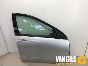 Używane Drzwi prawe przednie wersja 4-drzwiowa Mercedes R (W251) Cena € 349,99 Procedura marży oferowane przez Van Gils Automotive