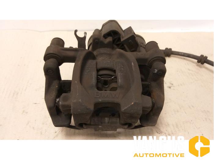 Gebrauchte Bremszange links hinten BMW 2 serie Active Tourer (F45) 216d 1.5 TwinPower Turbo 12V Preis € 99,99 Margenregelung angeboten von Van Gils Automotive