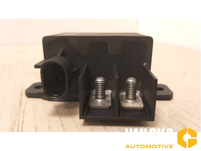 Glow plug relay from a BMW 7 serie (F01/02/03/04) 740Ld xDrive 24V 2013