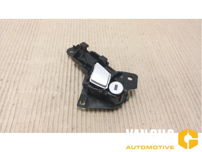 Glovebox lock from a BMW 5 serie (F10) 520d 16V 2014
