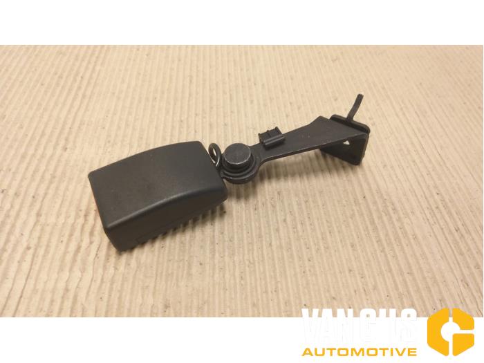 Rear seatbelt buckle, left from a BMW 5 serie (F10) 520d 16V 2014