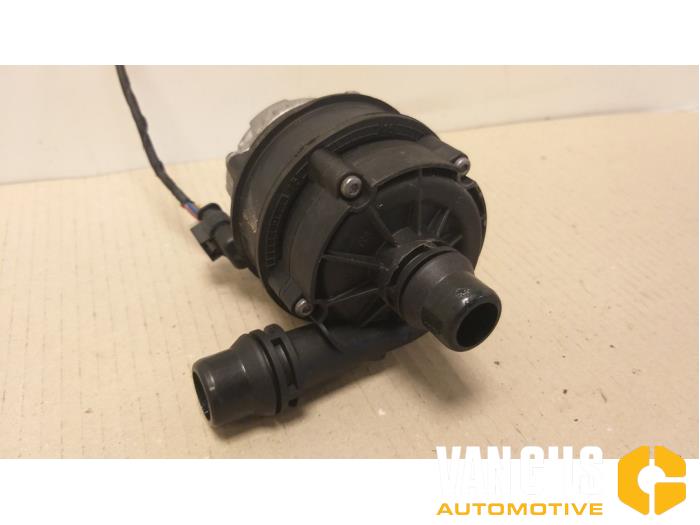Additional water pump from a BMW 5 serie (F10) 520d 16V 2014